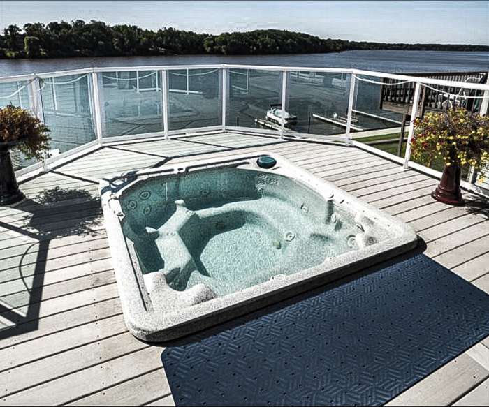 slip-resistant mat for hot tubs